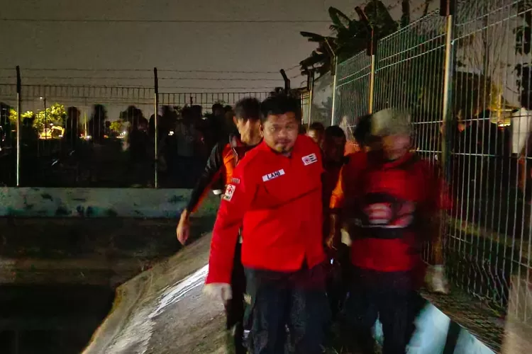 Tim SAR saat mengevakuasi pemancing yang tewas di embung. (foto: SAR Semarang)