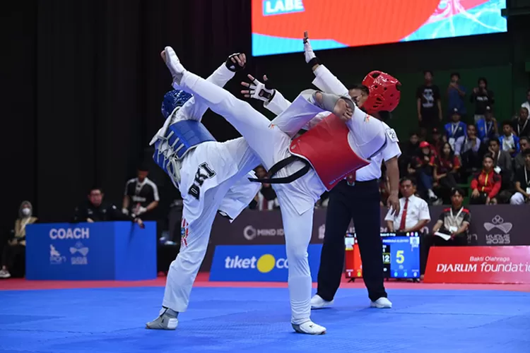 Aksi atlet Taekwondo asal DKI Jakarta meraih gelar juara di hari pertama PON Bela Diri 2025, maju ke final setelah mengalahkan atlet asal Yogyakarta.  (Dok)