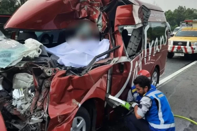 Menyoroti fakta terkini insiden kecelakaan mobil Travel dengan truk di Tol Cipularang, pada Senin, 13 Oktober 2025.  (Dok. Polri)