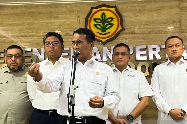  Menteri Pertanian Andi Amran Sulaiman (tengah), didampingi Wakil Menteri Pertanian Sudaryono (kedua kiri), Direktur Utama Pupuk Indonesia, Rahmad Pribadi (kedua kanan) dan pejabat lainnya memberi keterangan kepada awak media di Jakarta, Senin (13/10/2025). ( ANTARA/Harianto)