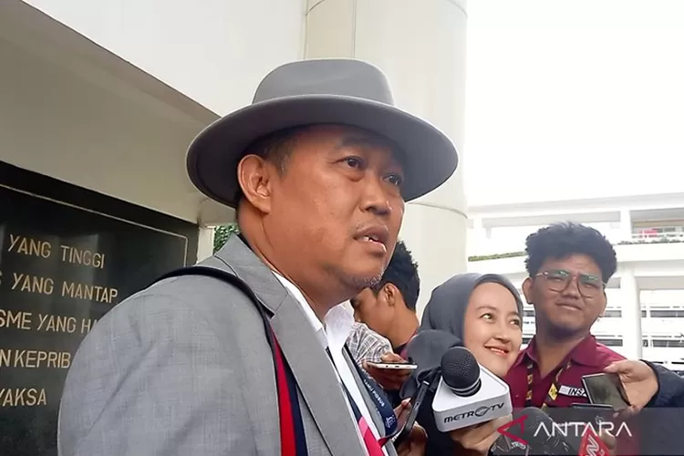 Koordinator Masyarakat Anti-korupsi (MAKI) Boyamin Saiman berbicara dengan awak media di Gedung Kejaksaan Agung, Jakarta.  (ANTARA/Nadia Putri Rahmani)
