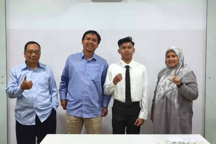 Elvino Rudi Hendrawan, mahasiswa Program Studi Teknik Lingkungan Fakultas Teknik Sipil dan Perencanaan (FTSP) UII bersama pembimbing dan penguji pendadaran, Senin (13/10/2025).  (Foto: Dok. Istimewa)