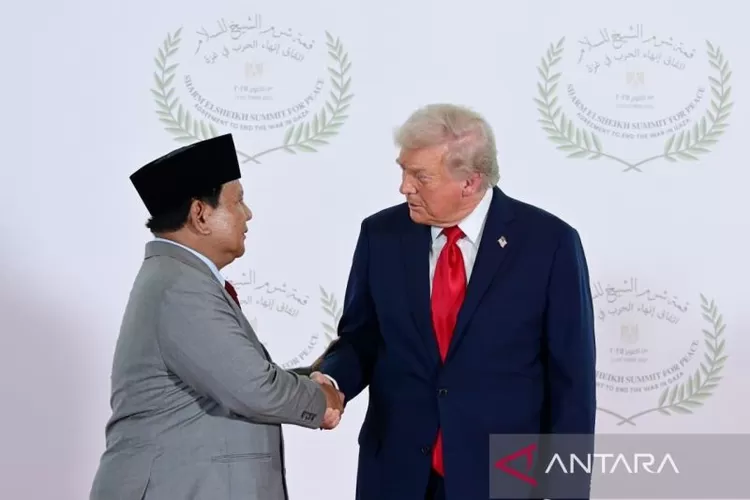 Presiden RI Prabowo Subianto berjabat tangan dengan Presiden Trump pada saat sesi foto Konferensi Tingkat Tinggi (KTT) Sharm el-Sheikh untuk Perdamaian di Gaza, Palestina, di Kota Sharm el-Sheikh, Mesir, Senin (13/10/2025).  (ANTARA/HO-Biro Pers Sekretariat Presiden)