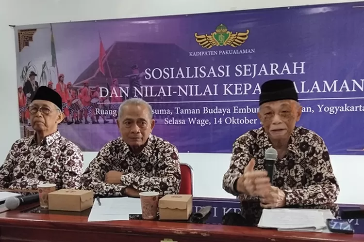 Para narasumber KPH Kusumoparastho dan KRMT Projokusumo serta moderator KMT Ndoyodiprojo (tengah).  (Teguh Priyono)