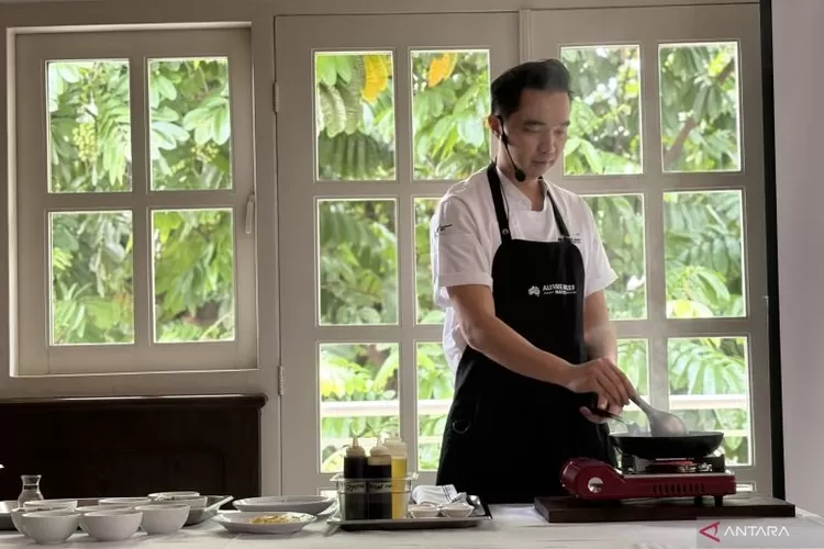 Chef Freddie Salim saat mempraktikan cara memasak daging melalui demo cooking di Jakarta, Senin (13/10/2025). ( ANTARA/Hreeloita Dharma Shanti)