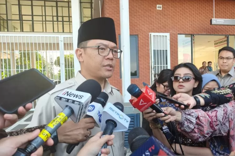 Menteri Luar Negeri RI Sugiono memberikan keterangan usai mendampingi kunjungan Presiden Prabowo ke Mesir dan tiba di Lanud Halim Perdanakusuma Jakarta, Selasa (14/10/2025).  (ANTARA/Andi Firdaus)