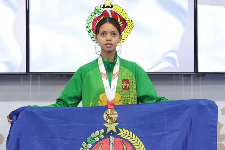 Atlet Taekwondo Rayinda Syah Alexandra mencetak sejarah dengan menyumbangkan medali emas perdana bagi kontingen Daerah Istimewa Yogyakarta (DIY) di ajang PON Bela Diri 2025.  (Mc. Thoriq)