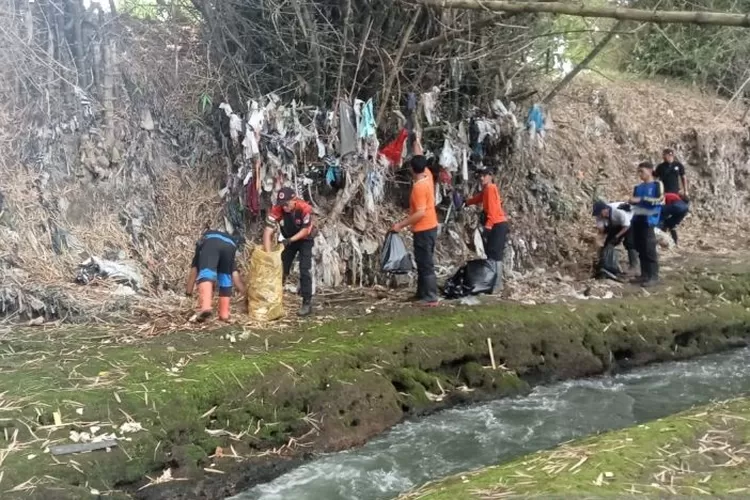  Kegiatan aksi bersih lingkungan Sungai Code Pedukuhan Bibis Kabupaten Bantul Daerah Istimewa Yogyakarta. Rabu (15/10/2025)  (ANTARA/Hery Sidik)