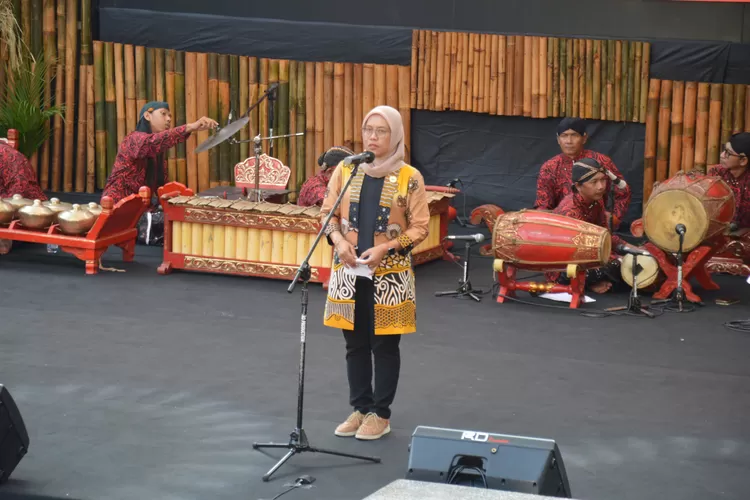 Kepala Dinas Kebudayaan (Kundha Kabudayan) DIY Dian Lakshmi Pratiwi saat membuka acara (Dinas Kebudayaan DIY)
