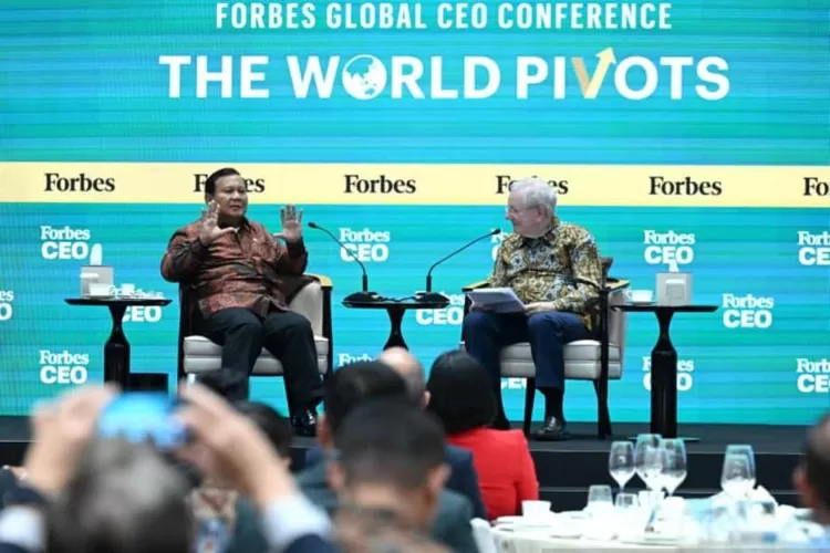 Presiden Prabowo Subianto dan Chairman and Editor-in-Chief Forbes Media, Steve Forbes, berdialog dalam Forbes Global CEO Conference 2025 yang berlangsung di Jakarta, Rabu malam (15/10/2025).  (ANTARA/HO-Biro Pers Sekretariat Presiden)