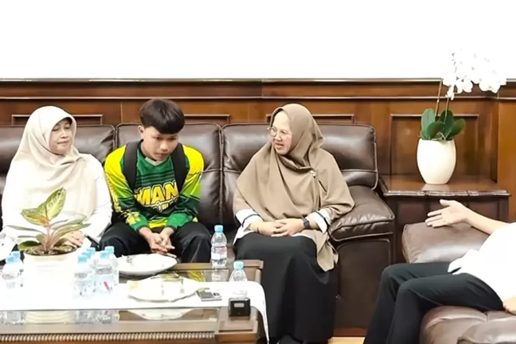 Tangkapan layar saat kepala sekolah Dini Fitria (kanan) dengan siswanya Indra Lutfiana Putra sepakat berdamai setelah melalui proses mediasi.  (Instagram/andrasoni12)