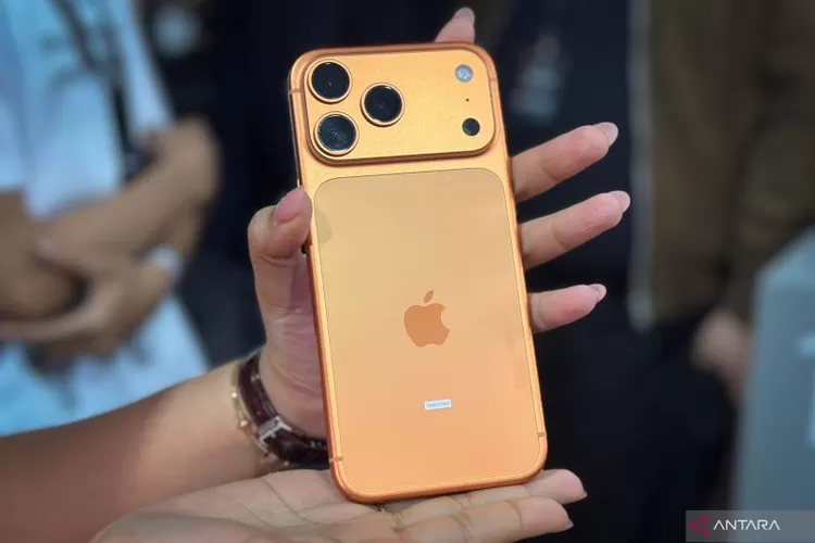 iPhone 17 Pro Max yang diunboxing pada acara peluncuran gawai tersebut oleh iBox di Senayan City, Jumat (17/10/2025).  (ANTARA/Pamela Sakina)