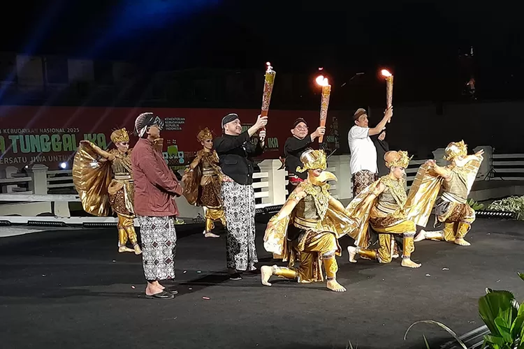 Menteri Kebudayaan Fadli Zon (tengah) bersama Wakil Menteri Kebudayaan Giring Ganesha (kiri) dan Sekretaris Jenderal Kementerian Kebudayaan Bambang Wibawarta menyalakan Obor Budaya Abadi sebagai tanda dimulainya rangkaian peringatan perdana Hari Kebudayaan di Benteng Vredeburg Yogya, Kamis (16/10). (Foto: Sutriono)