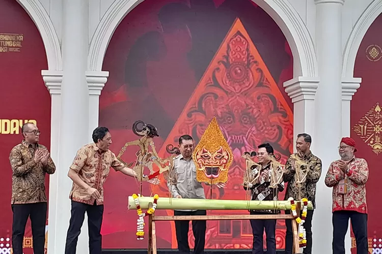 Prosesi penancapan wayang Pandawa dan Gunungan pada debog menandai pembukaan Pameran 'Kronik Ragam Budaya Indonesia' di Gedung D, Museum Benteng Vredeburg Yogyakarta, Jumat (17/10/2025), yang resmi dibuka Menteri Kebudayaan RI, Fadli Zon.  (Foto: Sutriono)