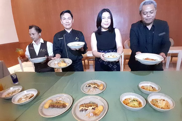 Owner Baki Restaurant, Raisya Fredrich Nugroho (dua dari kanan) bersama tim Baki pada acara grand opening resto di kawasan Palagan Sleman, Jumat (17/10/2025).  (Foto: Sutriono)