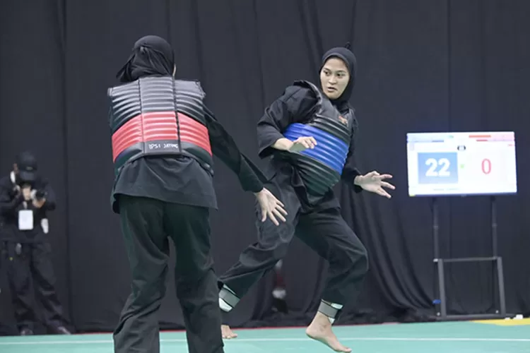 Siti Khairani S. Mokoginta (biru), atlet Pencak Silat dari Kontingen Gorontalo,  berhasil menundukkan lawannya Safira Irzan asal Papua Tengah (merah) di PON Bela Diri Kudus 2025.  (Dok)
