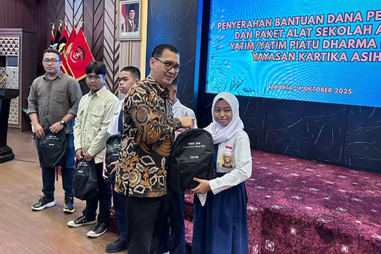 Bantuan pendidikan bagi anak prajurit TNI AD diberikan IFG dan anggota holding.  (Dok IFG)