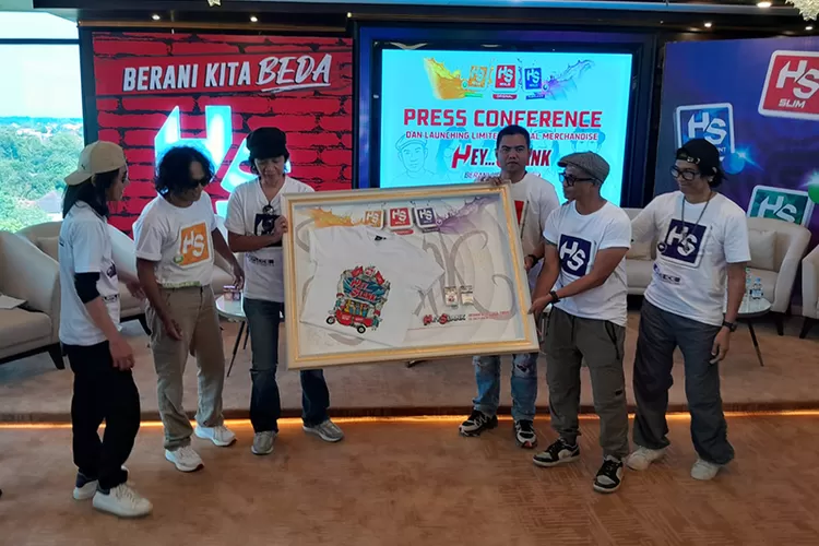 Personel Slank bersama Founder HS, Haji Muhammad Suryo dalam konferensi pers Tour Slank x HS Berani Kita Beda 'Hey... Slank' di Sleman, Sabtu (18/10/2025).  (Foto: Sutriono)