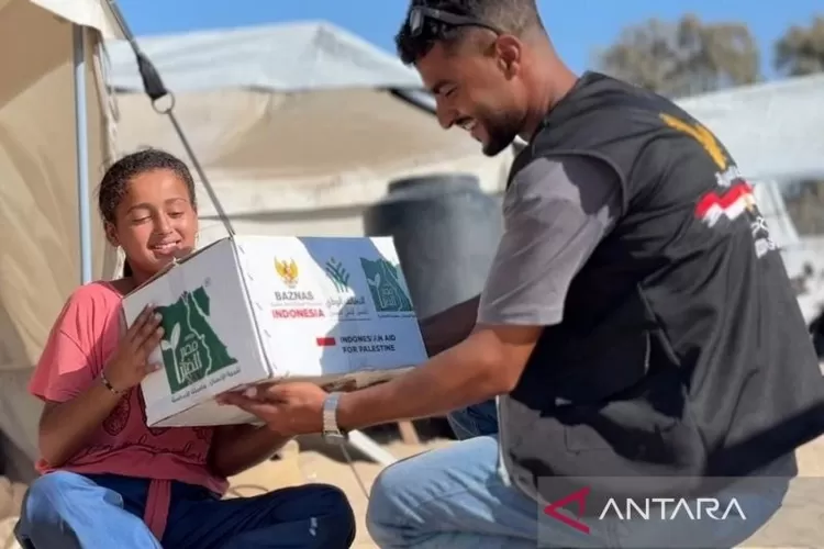 Seorang warga Palestina menerima paket bantuan kemanusiaan dari masyarakat Indonesia, yang disalurkan oleh Badan Amil Zakat Nasional (Baznas) RI di Gaza, Palestina. ( ANTARA/HO-Baznas RI)
