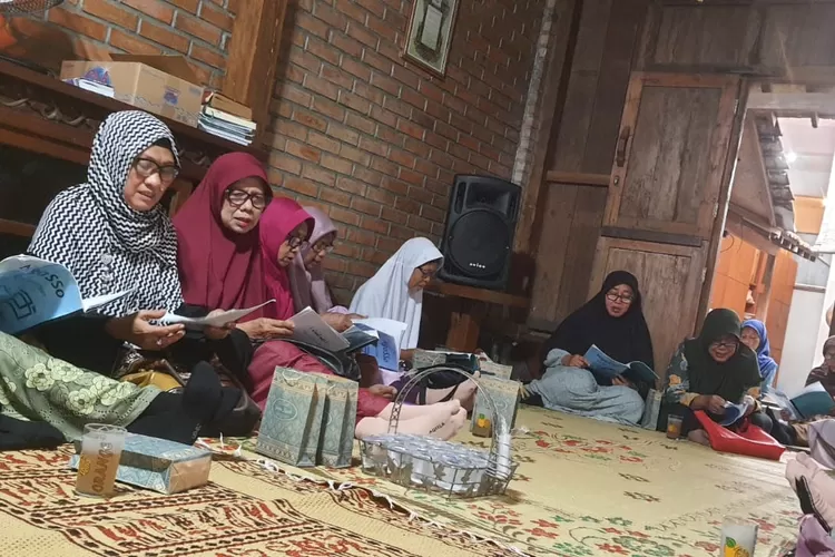 Jamaah menghadiri NgaSSo (Ngaji Sabtu Sore) di Rumah Limasan Alamo Homestay Nitiprayan, Kasihan, Bantul, Sabtu (18/10/2025).  (Foto: Dok. Istimewa)