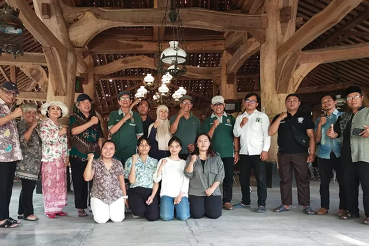 Sebagian Panitia FBNK 2025 seusai Rakor di Joglo Tri Yaksa Mbah Gito Bejiharjo, Karangmojo, Gunungkidul.  (Teguh Priyono )