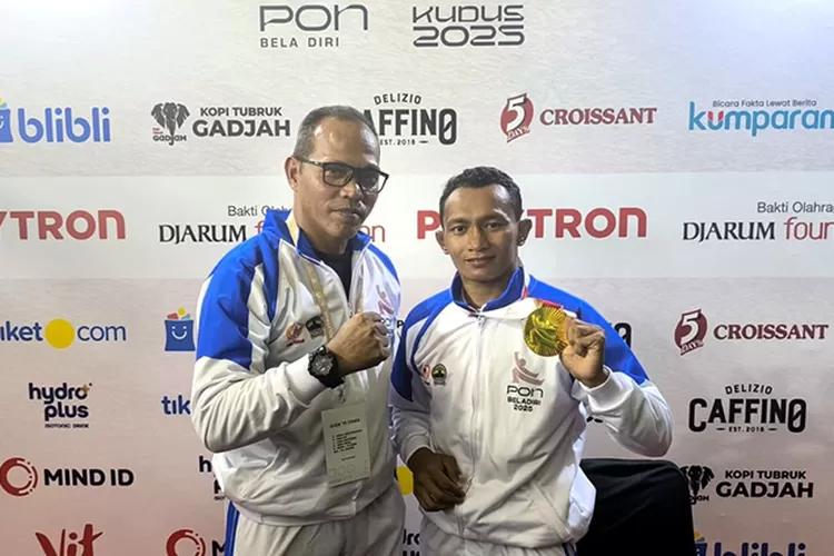 Kontingen Jateng meraih medali emas perdana cabang Sambo pada PON Bela Diri 2025, melalui atlet andalannya Budi Setiawan (kanan) asal Kudus. Budi didampingi Pelatih Sambo Jawa Tengah, Andi Nugroho usai jumpa pers.  (Muhammad Thoriq)