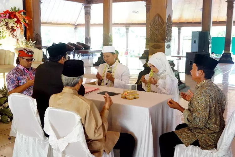 Pasangan pengantin yang kali pertama menggunakan Pendopo Pengayoman Temanggung adalah Dina Yanti (37) dan Muh Tarom (36), Minggu (19/10). (Foto: Zaini Arrosyid)