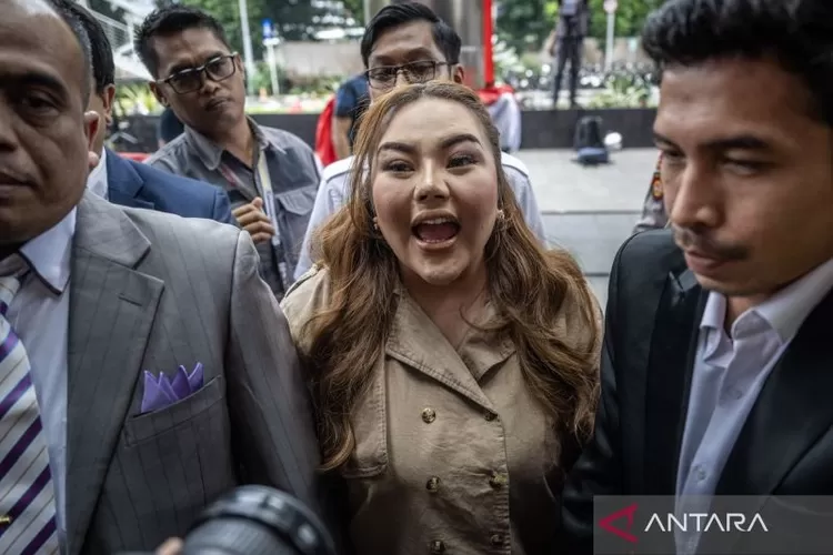 Selebgram Lisa Mariana Presley Zulkandar (tengah) didampingi kuasa hukum tiba untuk menjalani pemeriksaan sebagai saksi di Gedung Merah Putih KPK, Jakarta, Jumat (22/8/2025).  (ANTARA FOTO/Bayu Pratama S)