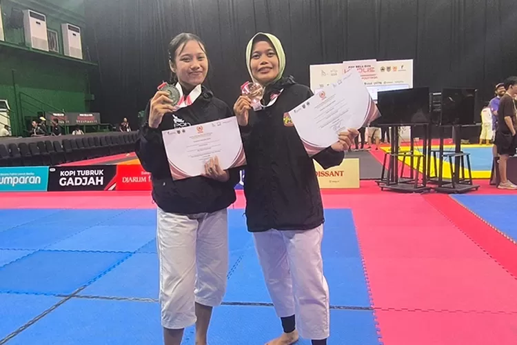 Dua kenshi asal DIY, Widya Hanum Batari (kiri) sukses mendapatkan medali perak, dan Anindia Nurlaely meraih perunggu di ajang PON Bela Diri 2025 di Kudus.  (Muhammad Thoriq)