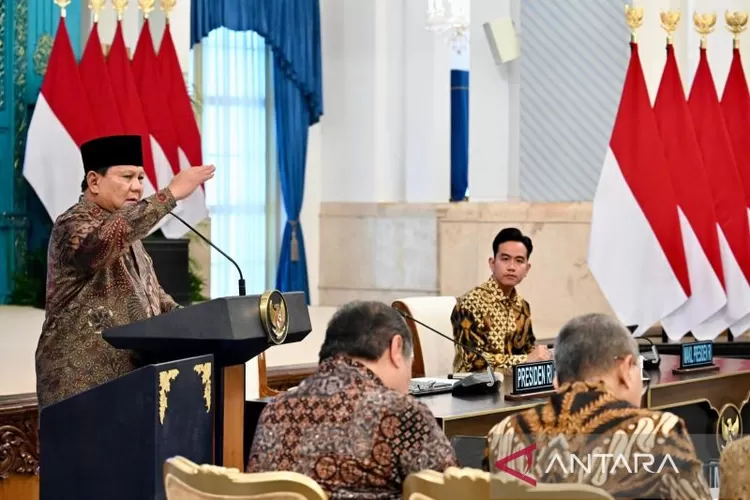 Presiden Prabowo Subianto memberikan pengantar Sidang Kabinet Paripurna pada satu tahun pemerintahan di Istana Negara, Jakarta, Senin (20/10/2025).  (ANTARA/HO-Biro Pers Sekretariat Presiden)