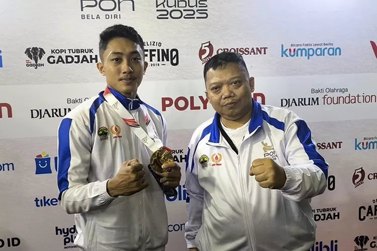 Atlet Pencak Silat muda dan berbakat kontingen Jawa Tengah,  Muhammad Faizal Ivanda (kiri), peraih medali emas  nomor Tanding F Putra PON Bela Diri 2025.  (Muhammad Thoriq)