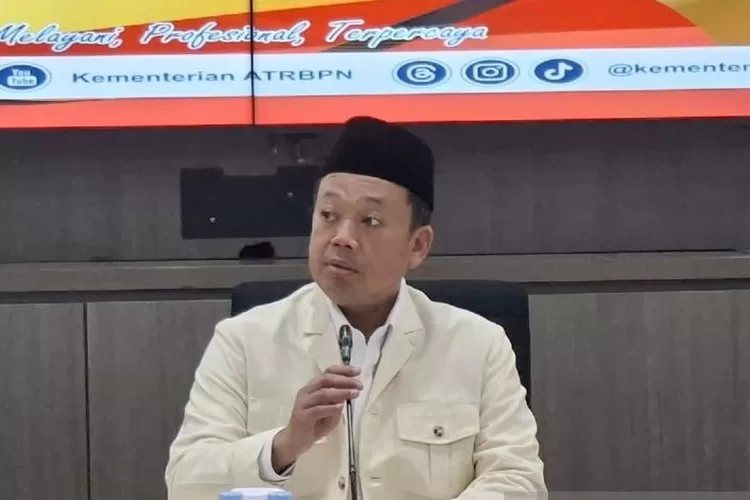 Menteri Agraria Tata Ruang/Kepala Badan Pertanahan Nasional (ATR/BPN) Nusron Wahid menjawab pertanyaan awak media di Jakarta.  (ANTARA/Aji Cakti)