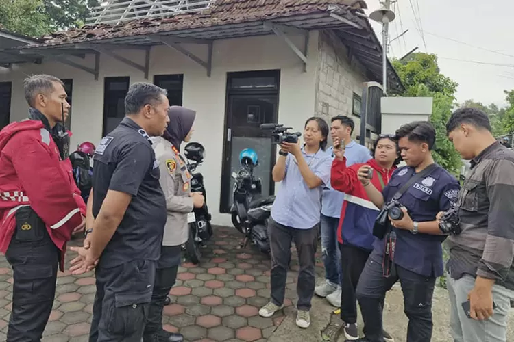 Rumah rusak diterjang puting beliung.  (Dok)