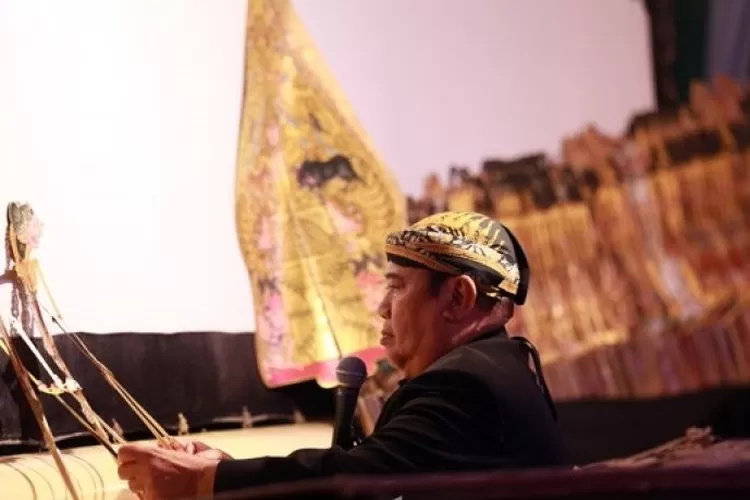 Dalang Ki Anom Suroto memainkan wayang saat pembukaan festival wayang nusantara di lapangan Aloon-Aloon Blitar, Jawa Timur, Selasa (2/8) malam (Antara Jatim/Irfan Anshori)