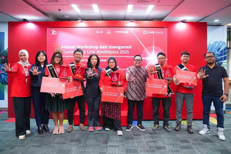 Jajaran CIMB Niaga bersama Founder 1000 Guru, The Greater Hub berpose dengan para pemenang kompetisi ide sosial Community Link Jadi Nyata 2025 di Jakarta, Kamis (23/10/2025).  (Foto: Dok. Istimewa)