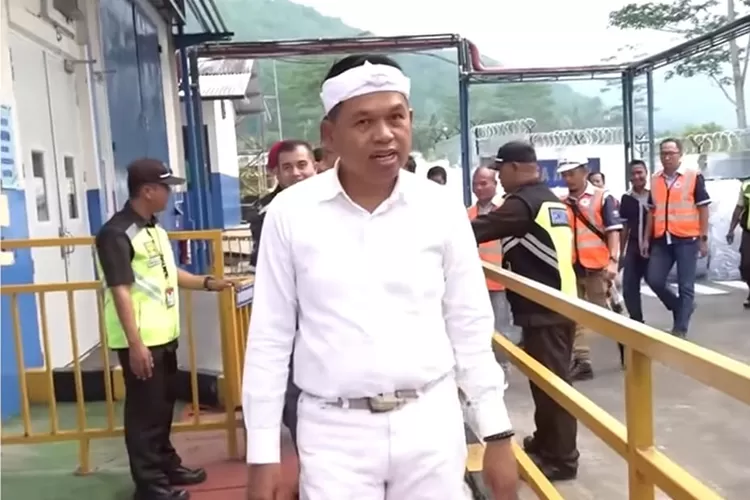 Gubernur Jawa Barat, Dedi Mulyadi atau KDM saat sidak ke pabrik Aqua di Subang.  (Tangkapan Layar YouTube Kang Dedi Mulyadi Channel)