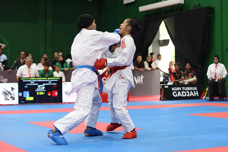 Atlet Karate asal kontingen DIY, Maryuweni Susetyorini (kiri) yang turun di nomor Kumite -50 kg Putri, sukses meraih medali perak.  (Dok )