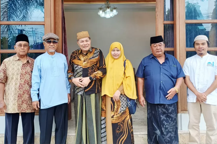 Khamim bersama istri foto bersama Takmir Masjid seusai Pengajian Ahad Pagi di Wedi Klaten (Dok. Panitia)