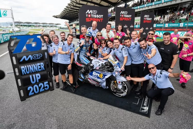Pembalap BK8 Gresini Racing MotoGP Alex Marquez bersama tim merayakan kepastian menempati posisi runner-up MotoGP 2025 setelah sesi Sprint Race MotoGP Malaysia 2025 di Sirkuit Internasional Sepang, Sabtu (25/10/2025).  (ANTARA/HO-Gresini Racing)