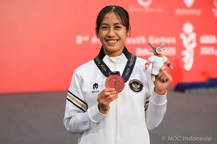 Atlet muda taekwondo Indonesia Queenita Keisha Azzahra memamerkan medali perunggu yang diraihnya pada nomor girls 49 kilogram di Asian Youth Games (AYG) Bahrain 2025, Sabtu (25/10/2025).  (ANTARA/HO-KOI)