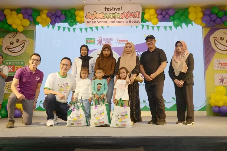 Wali Kota Yogyakarta Hasto Wardoyo, Sales Director Danone SN Indonesia, Rizki Imam Ardhi, dan Founder - CEO K-24 Group, dr. Gideon Hartono bersama anak-anak pada Festival Sehat Ceria si Kecil di Taman Pintar, Minggu (26/10/2025), dalam upaya mewujudkan Generasi Maju Bebas Stunting.  (Foto: Dok. Istimewa)
