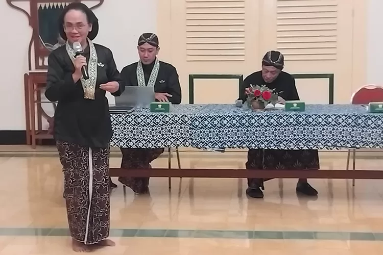 Suasana Dialog Budaya Dr. Sri Ratba Saktimulya menyampaikan paparannya.  (Teguh Priyono)