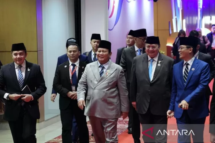 Presiden RI Prabowo Subianto bersama anggota Kabinet Merah Putih menghadiri sesi retret KTT ke-47 ASEAN di Kuala Lumpur, Malaysia, Minggu (26/10/2025).  (ANTARA/HO-Biro Pers Sekretariat Presiden)