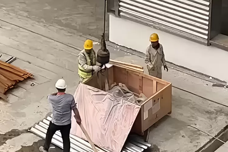 Menyoroti insiden viral TKA dikeroyok hingga tewas di Morowali, Sulawesi Tengah. ( Instagram.com/@creepy_room)