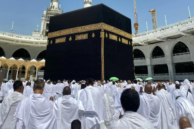 Menyoroti pro-kontra kebijakan umrah mandiri dilegalkan bagi masyarakat Indonesia.  (Unsplash.com / Al-Insyirah)
