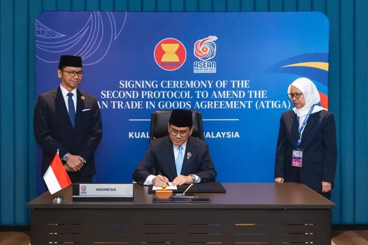 Menteri Perdagangan Budi Santoso (tengah) menandatangani naskah perjanjian The Second Protocol to Amend the ASEAN Trade in Goods Agreement (ATIGA Upgrade) di sela KTT ke-47 ASEAN di Kuala Lumpur, Malaysia, Sabtu (25/10/2025).  (ANTARA/HO-Kemendag)