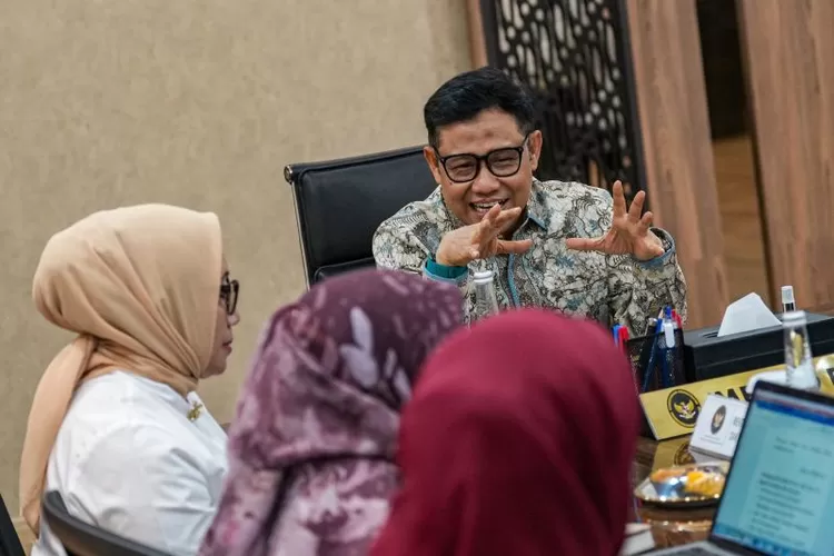 Menteri Koordinator Bidang Pemberdayaan Masyarakat Abdul Muhaimin Iskandar rapat dengan Menteri PPPA Arifah Fauzi di Kantor Kemenko Pemberdayaan Masyarakat, Jakarta, Senin (27/10/2025).  (ANTARA/HO-Kemenko PM)