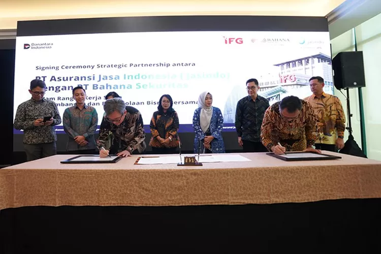 PT Bahana Sekuritas dan PT Asuransi Jasa Indonesia menandatangani perjanjian kerja sama strategis.  (Dok IFG)