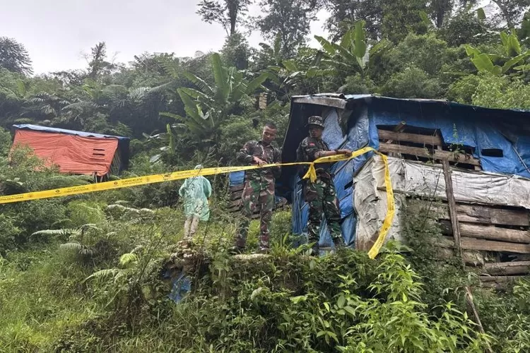 Tim gabungan Gakkum Kemenhut dan TNI mengamankan salah satu lokasi penambangan emas tanpa izin (PETI) di TN Gunung Halimun Salak, Jawa Barat, Rabu (29/10/2025)  (ANTARA/HO-Kemenhut)