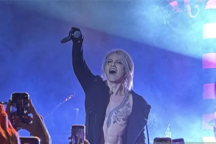 Penyanyi rock asal Jepang Hideto Takarai atau HYDE, melakukan konser di Tennis Indoor Senayan, Jakarta pada Sabtu (1/11/2025). Dalam konsernya, HYDE menampilkan lagu yang muncul dalam album terbarunya, "HYDE [INSIDE]".  (ANTARA/Muhammad Harrel)